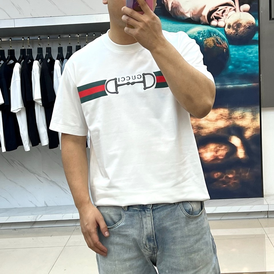 Gucci、2026春夏男士T恤，同步发售。以经典圆领与利落短袖剪裁，诠释简约舒适的日常廓形。灵感源自中