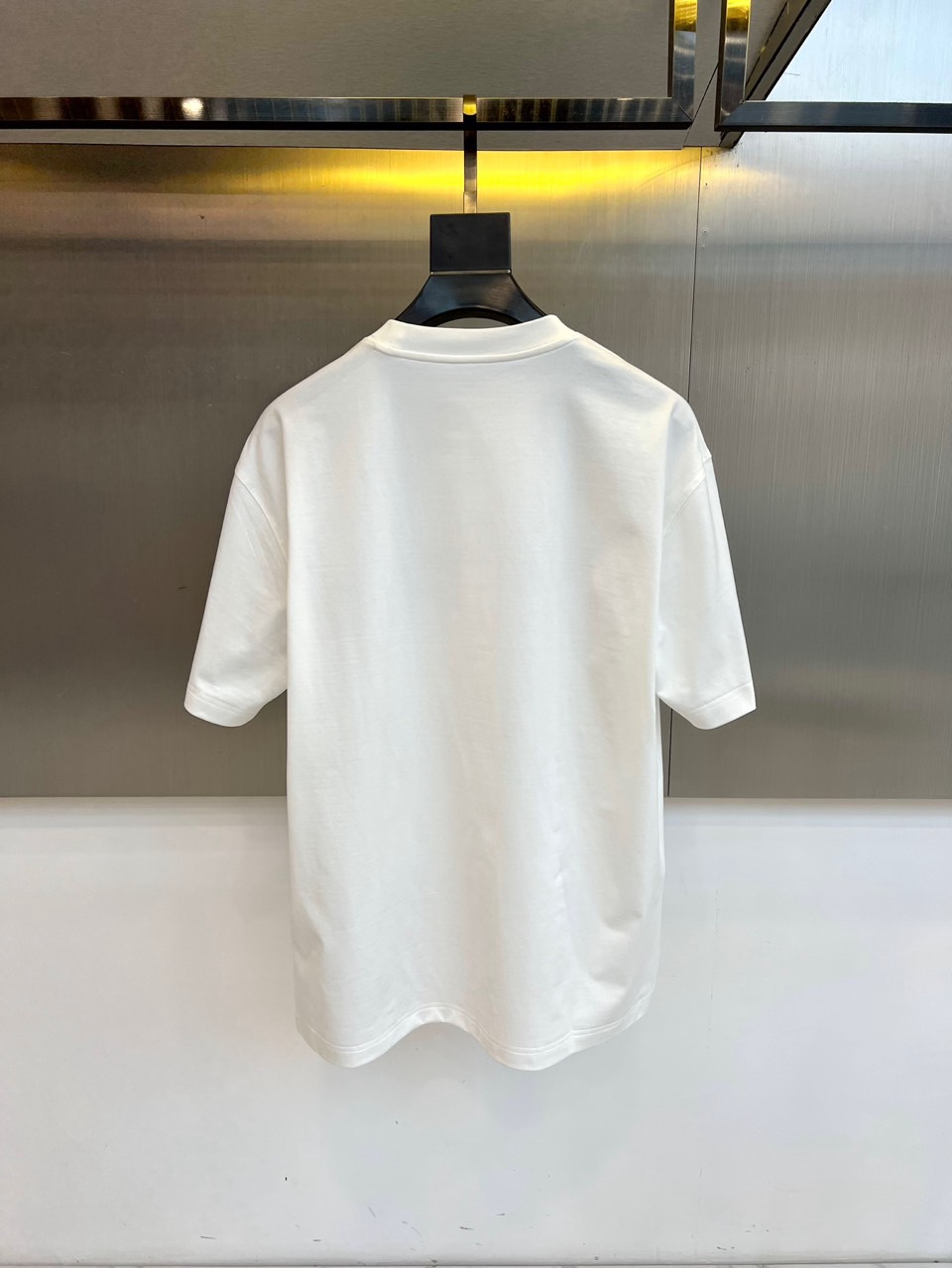 Gucci、2026春夏男士T恤，同步发售。以经典圆领与利落短袖剪裁，诠释简约舒适的日常廓形。灵感源自中