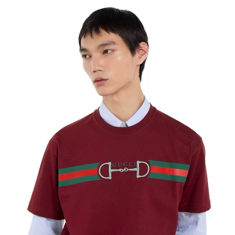 Gucci、2026春夏男士T恤，同步发售。以经典圆领与利落短袖剪裁，诠释简约舒适的日常廓形。灵感源自中
