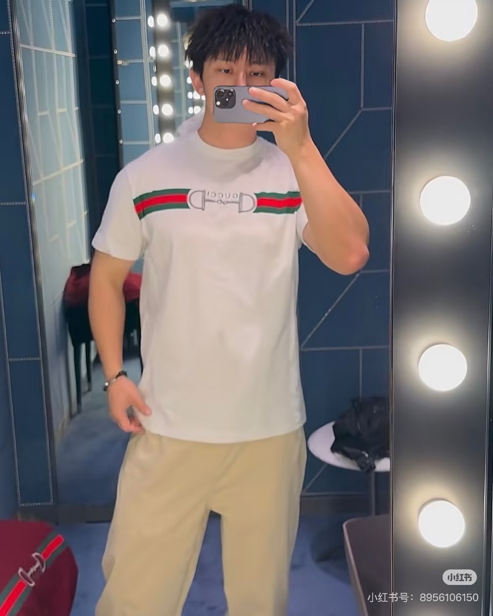 Gucci、2026春夏男士T恤，同步发售。以经典圆领与利落短袖剪裁，诠释简约舒适的日常廓形。灵感源自中