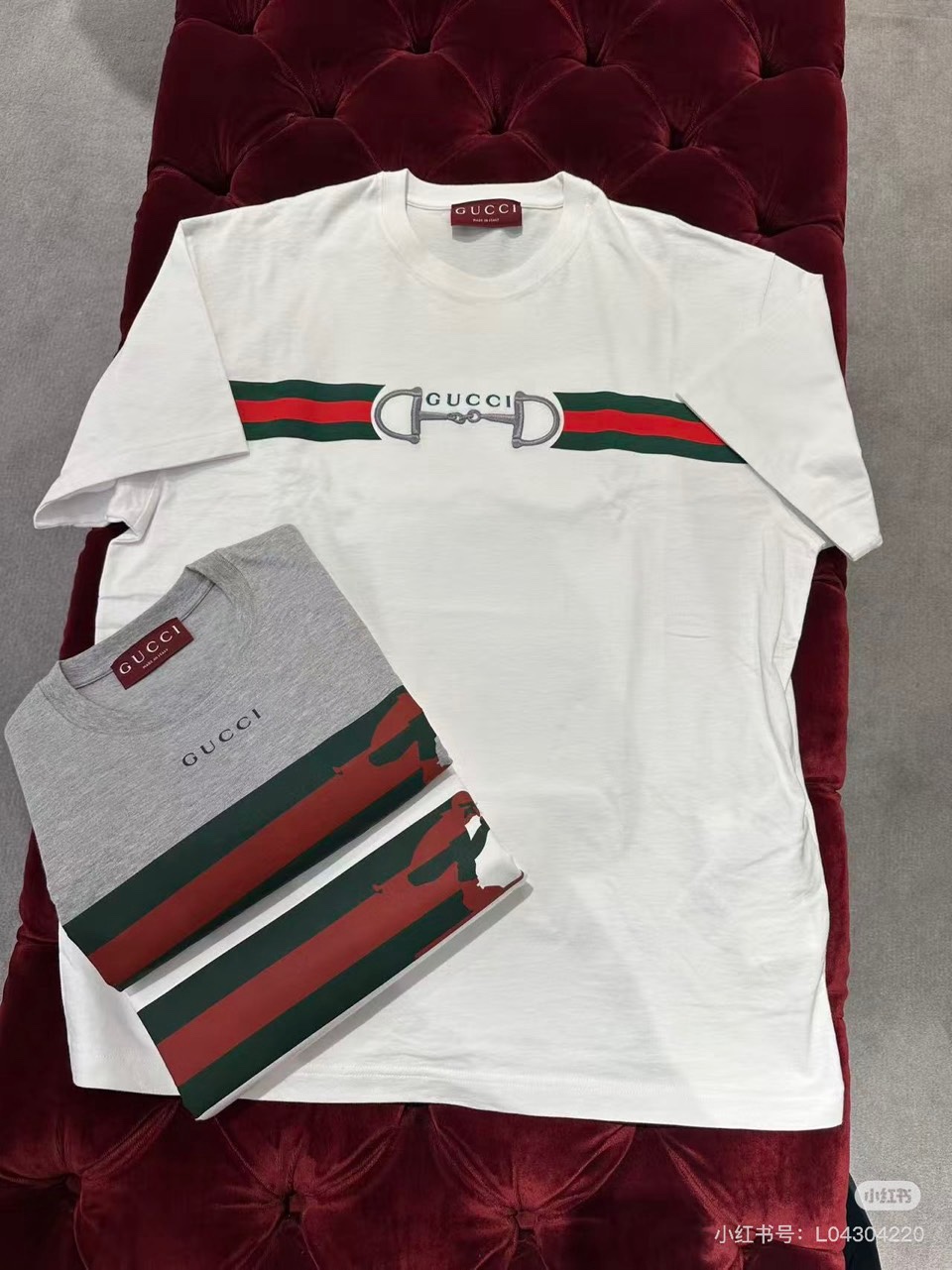 Gucci、2026春夏男士T恤，同步发售。以经典圆领与利落短袖剪裁，诠释简约舒适的日常廓形。灵感源自中