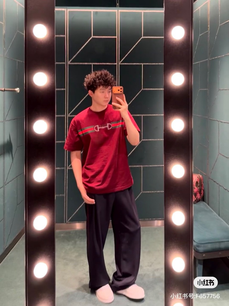 Gucci、2026春夏男士T恤，同步发售。以经典圆领与利落短袖剪裁，诠释简约舒适的日常廓形。灵感源自中