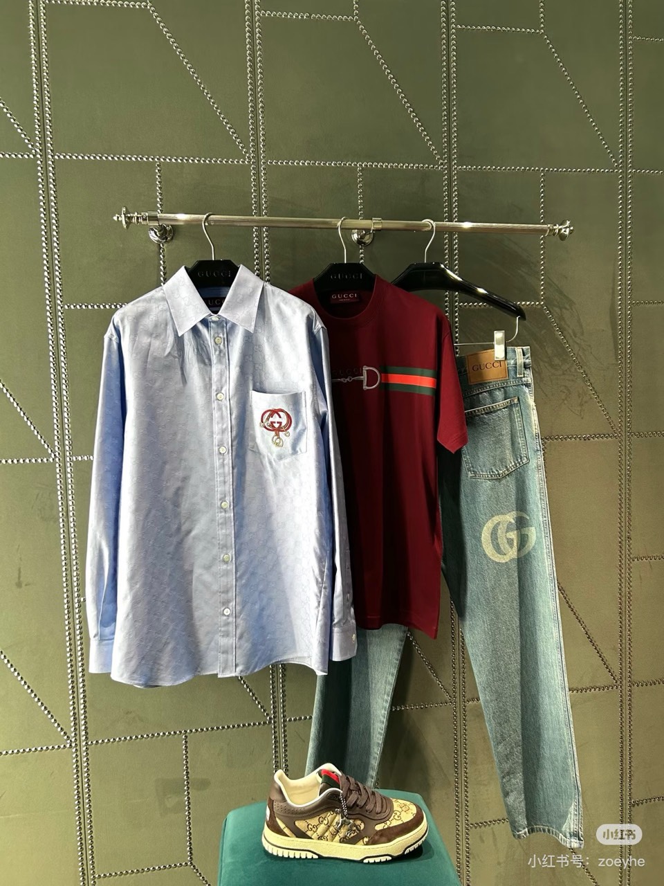 Gucci、2026春夏男士T恤，同步发售。以经典圆领与利落短袖剪裁，诠释简约舒适的日常廓形。灵感源自中