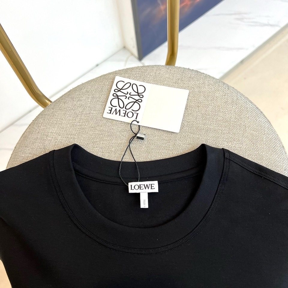 Lowe罗意威、2026春夏T恤，以经典圆领短袖廓形呈现，奠定轻松随性的基调。其设计精髓在于胸前标志性的