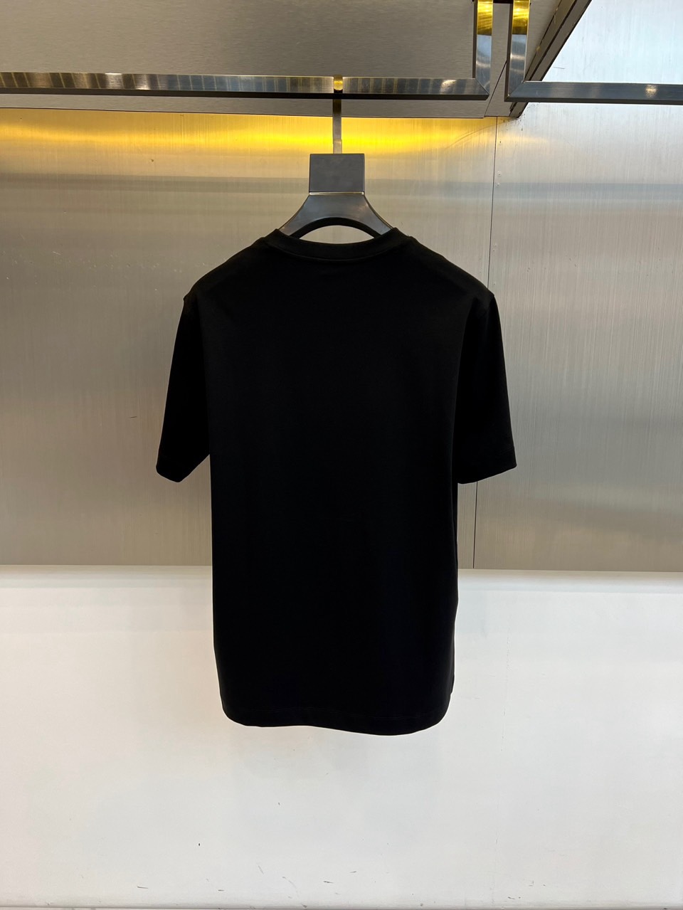 Lowe罗意威、2026春夏T恤，以经典圆领短袖廓形呈现，奠定轻松随性的基调。其设计精髓在于胸前标志性的