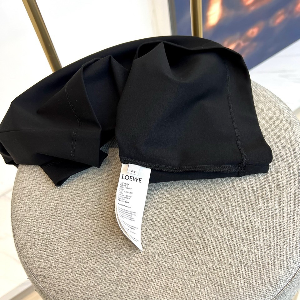 Lowe罗意威、2026春夏T恤，以经典圆领短袖廓形呈现，奠定轻松随性的基调。其设计精髓在于胸前标志性的