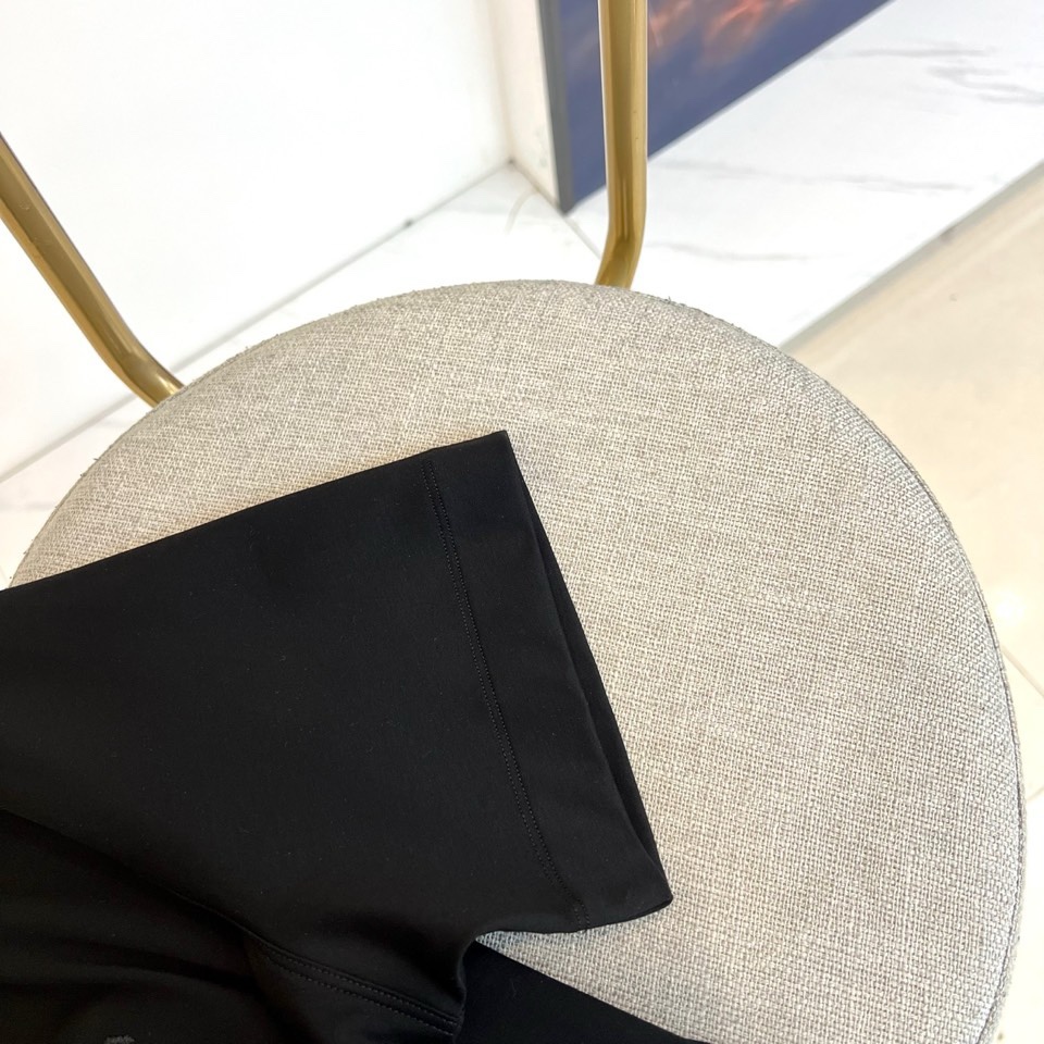 Lowe罗意威、2026春夏T恤，以经典圆领短袖廓形呈现，奠定轻松随性的基调。其设计精髓在于胸前标志性的