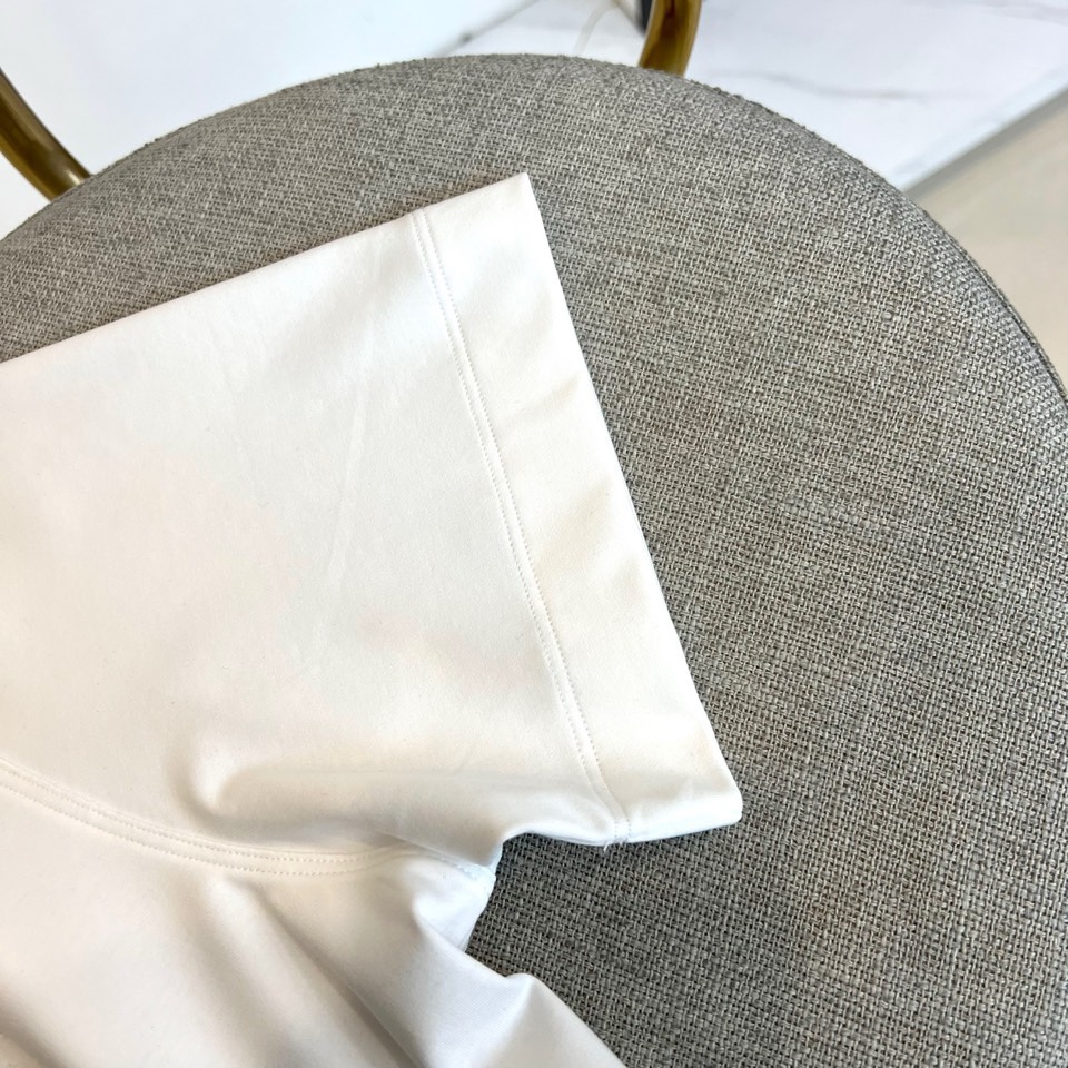 Lowe罗意威、2026春夏T恤，以经典圆领短袖廓形呈现，奠定轻松随性的基调。其设计精髓在于胸前标志性的