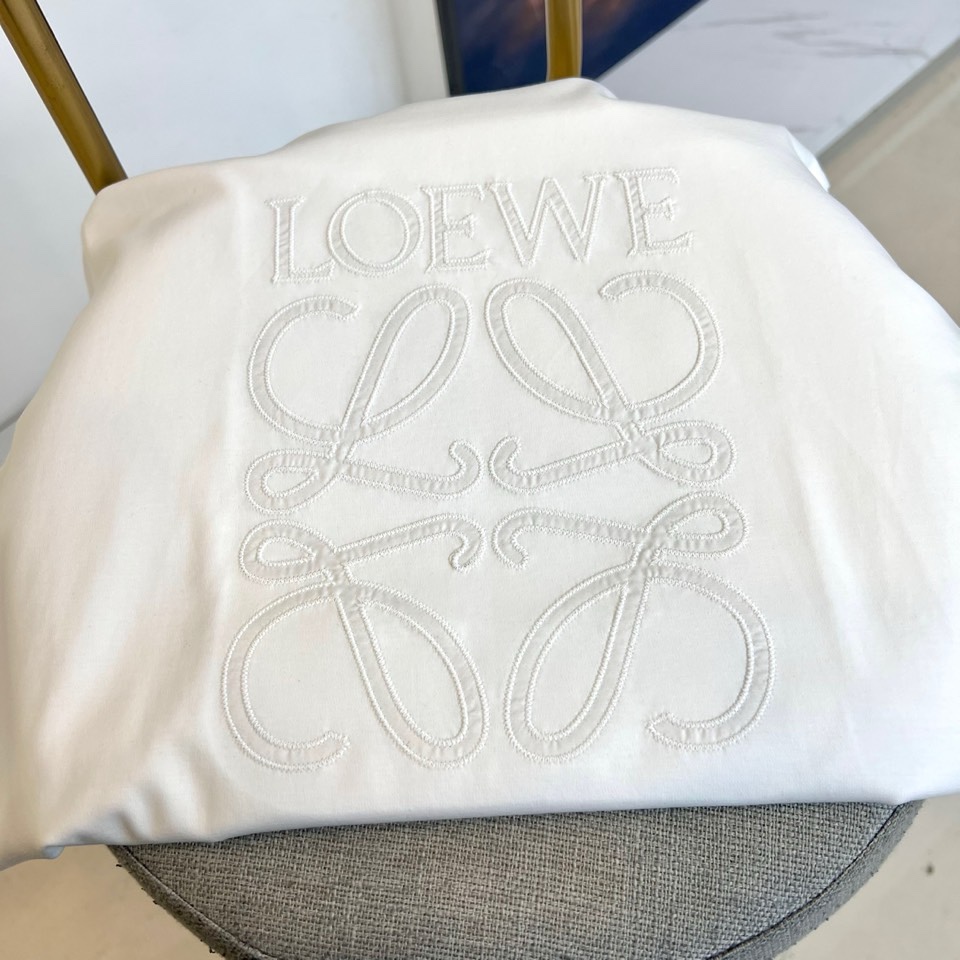 Lowe罗意威、2026春夏T恤，以经典圆领短袖廓形呈现，奠定轻松随性的基调。其设计精髓在于胸前标志性的