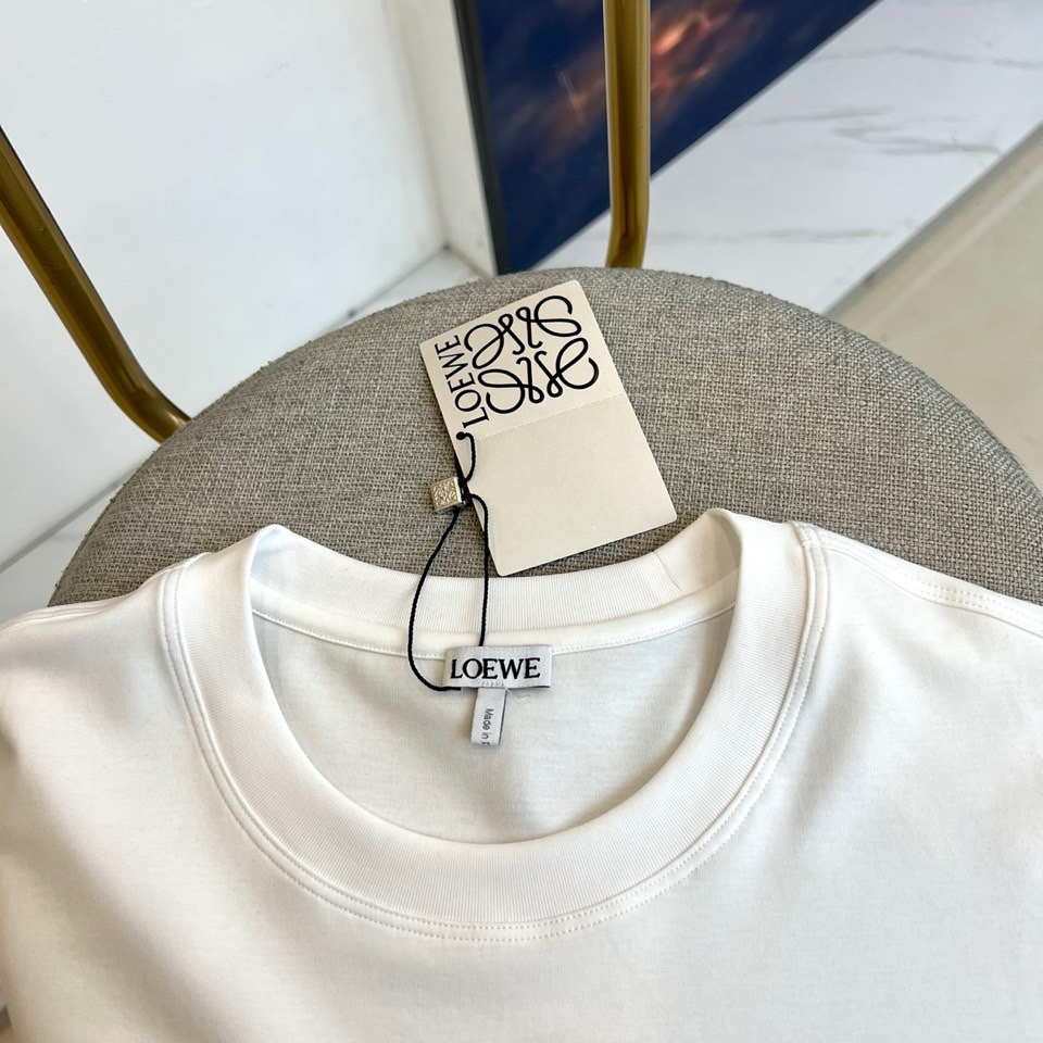 Lowe罗意威、2026春夏T恤，以经典圆领短袖廓形呈现，奠定轻松随性的基调。其设计精髓在于胸前标志性的