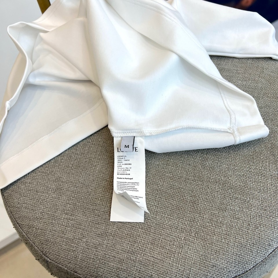 Lowe罗意威、2026春夏T恤，以经典圆领短袖廓形呈现，奠定轻松随性的基调。其设计精髓在于胸前标志性的