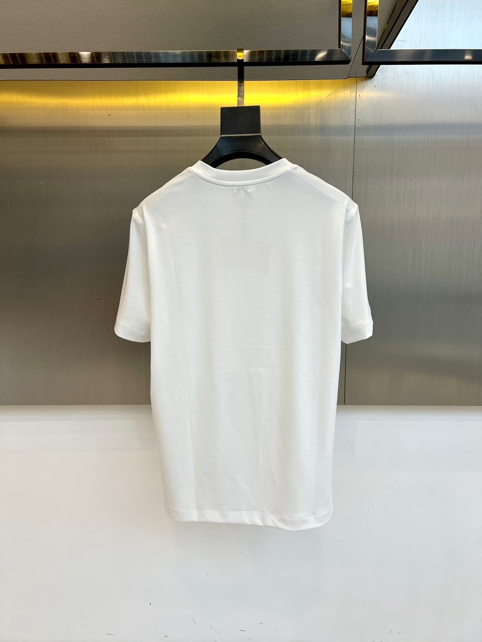 Lowe罗意威、2026春夏T恤，以经典圆领短袖廓形呈现，奠定轻松随性的基调。其设计精髓在于胸前标志性的