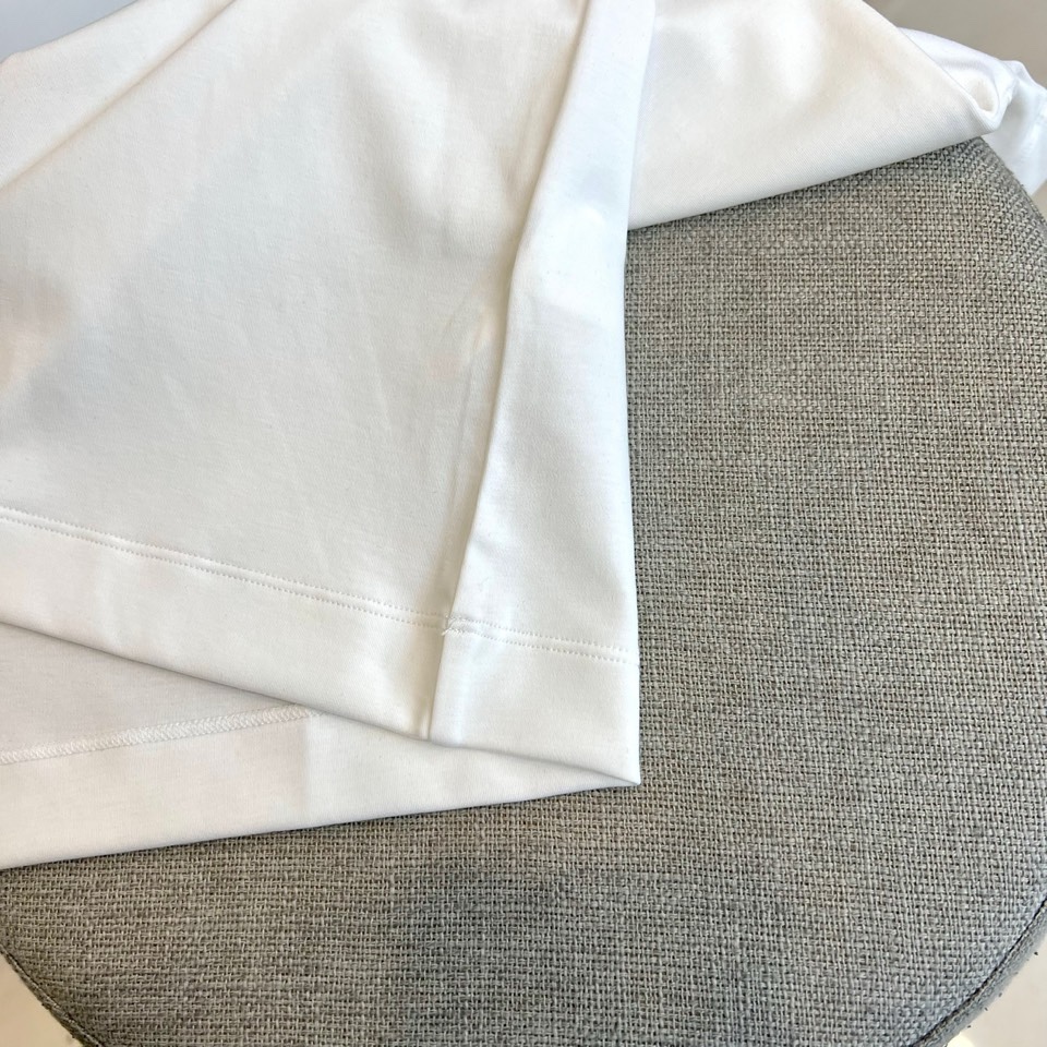 Lowe罗意威、2026春夏T恤，以经典圆领短袖廓形呈现，奠定轻松随性的基调。其设计精髓在于胸前标志性的