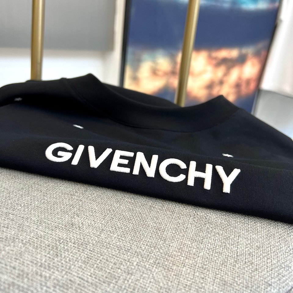 Given纪梵希、2026春夏新品T恤现已登场，以经典圆领与利落短袖剪裁，诠释简约现代的廓形。设计聚焦于