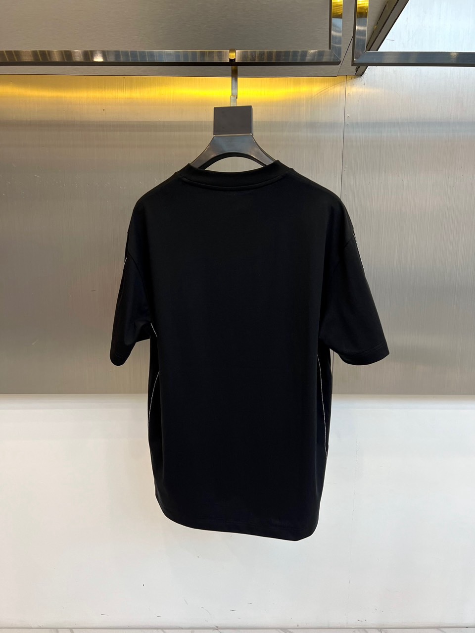 Given纪梵希、2026春夏新品T恤现已登场，以经典圆领与利落短袖剪裁，诠释简约现代的廓形。设计聚焦于