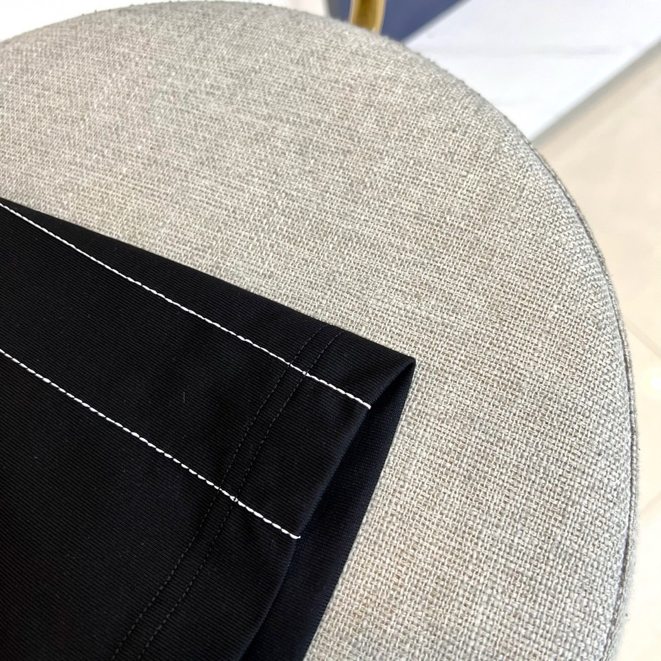 Given纪梵希、2026春夏新品T恤现已登场，以经典圆领与利落短袖剪裁，诠释简约现代的廓形。设计聚焦于