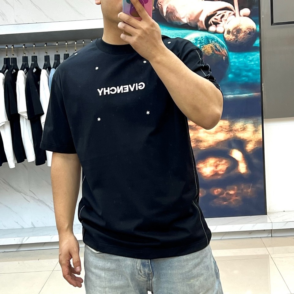 Given纪梵希、2026春夏新品T恤现已登场，以经典圆领与利落短袖剪裁，诠释简约现代的廓形。设计聚焦于