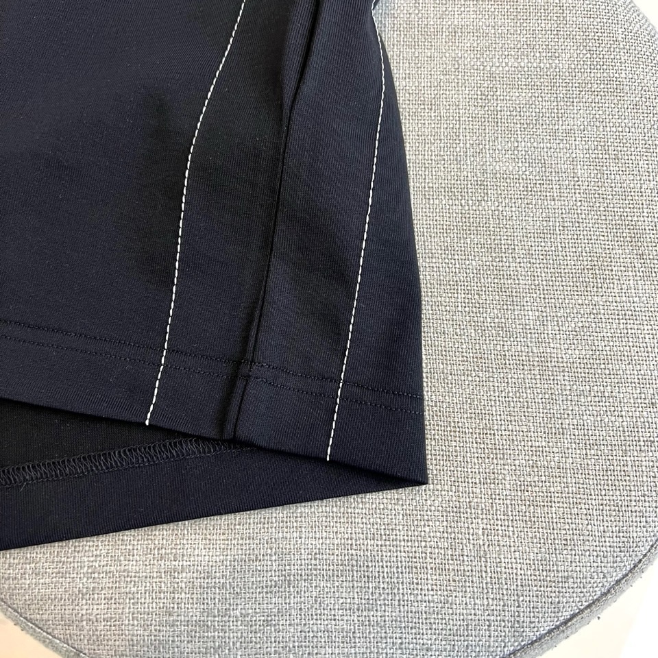 Given纪梵希、2026春夏新品T恤现已登场，以经典圆领与利落短袖剪裁，诠释简约现代的廓形。设计聚焦于