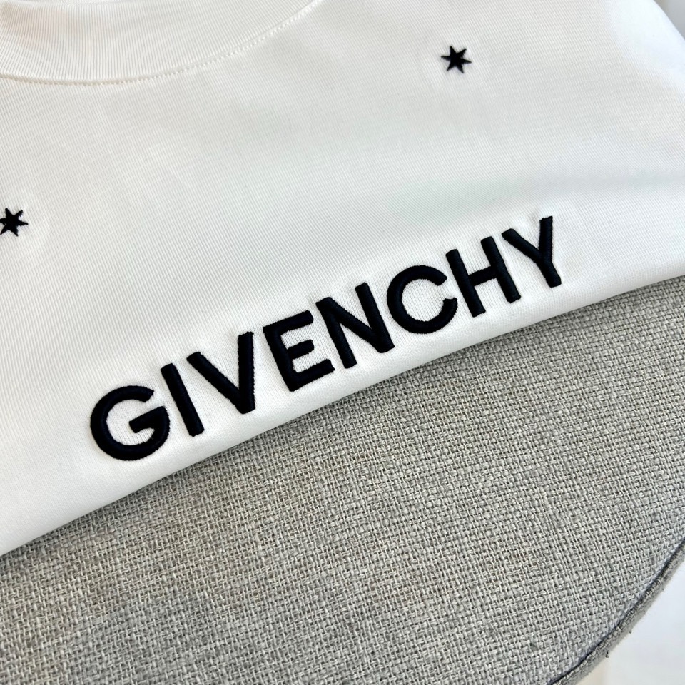 Given纪梵希、2026春夏新品T恤现已登场，以经典圆领与利落短袖剪裁，诠释简约现代的廓形。设计聚焦于