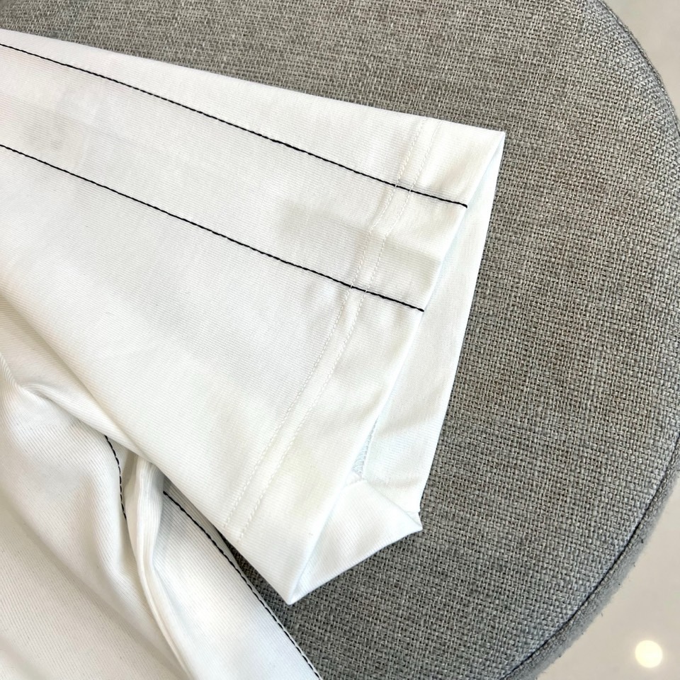 Given纪梵希、2026春夏新品T恤现已登场，以经典圆领与利落短袖剪裁，诠释简约现代的廓形。设计聚焦于