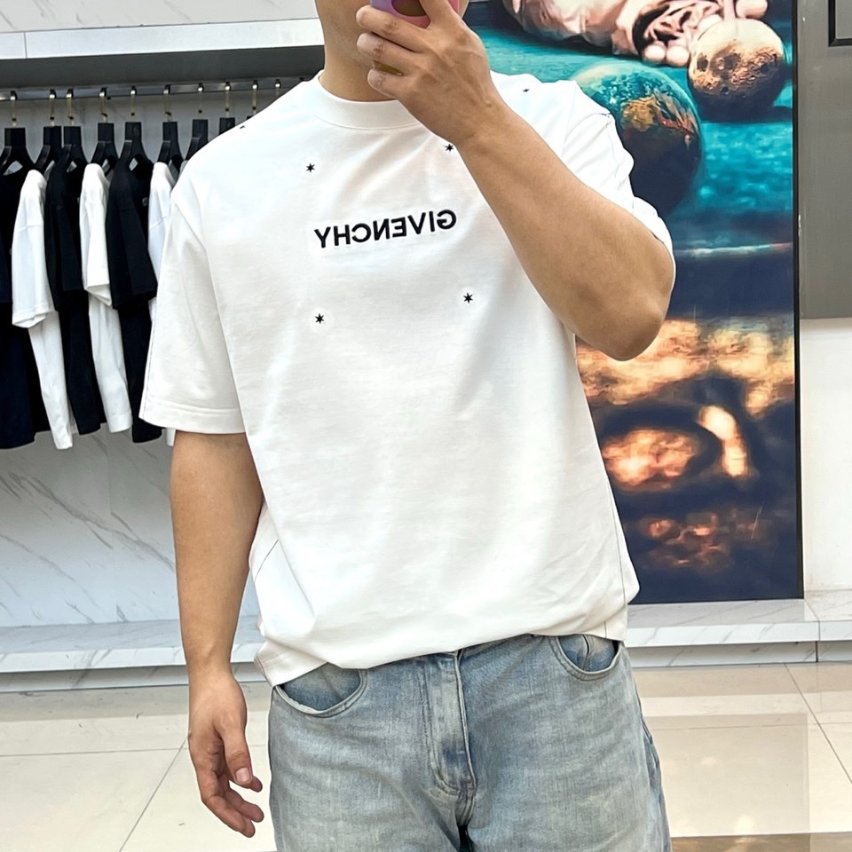 Given纪梵希、2026春夏新品T恤现已登场，以经典圆领与利落短袖剪裁，诠释简约现代的廓形。设计聚焦于