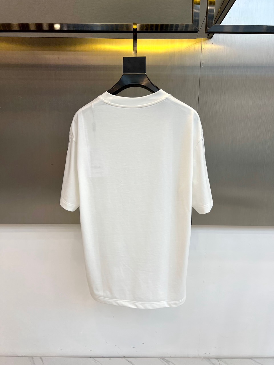 Given纪梵希、2026春夏新品T恤现已登场，以经典圆领与利落短袖剪裁，诠释简约现代的廓形。设计聚焦于