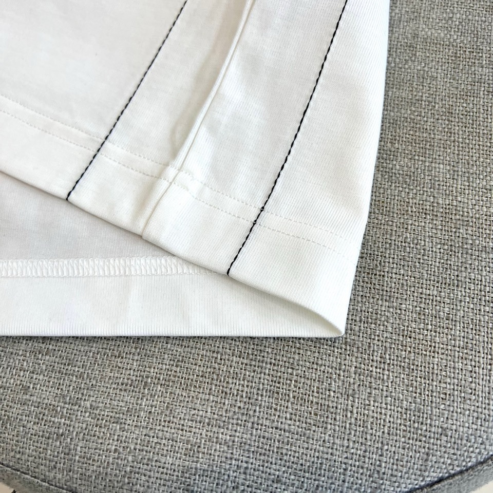 Given纪梵希、2026春夏新品T恤现已登场，以经典圆领与利落短袖剪裁，诠释简约现代的廓形。设计聚焦于