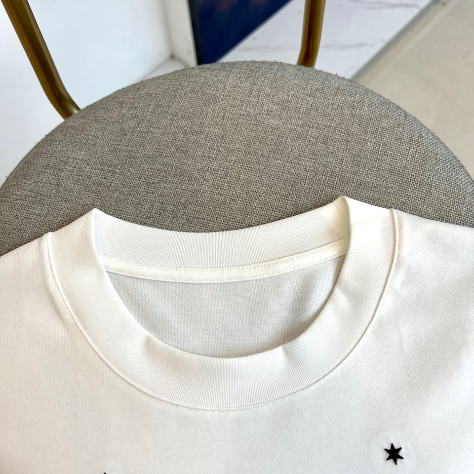 Given纪梵希、2026春夏新品T恤现已登场，以经典圆领与利落短袖剪裁，诠释简约现代的廓形。设计聚焦于