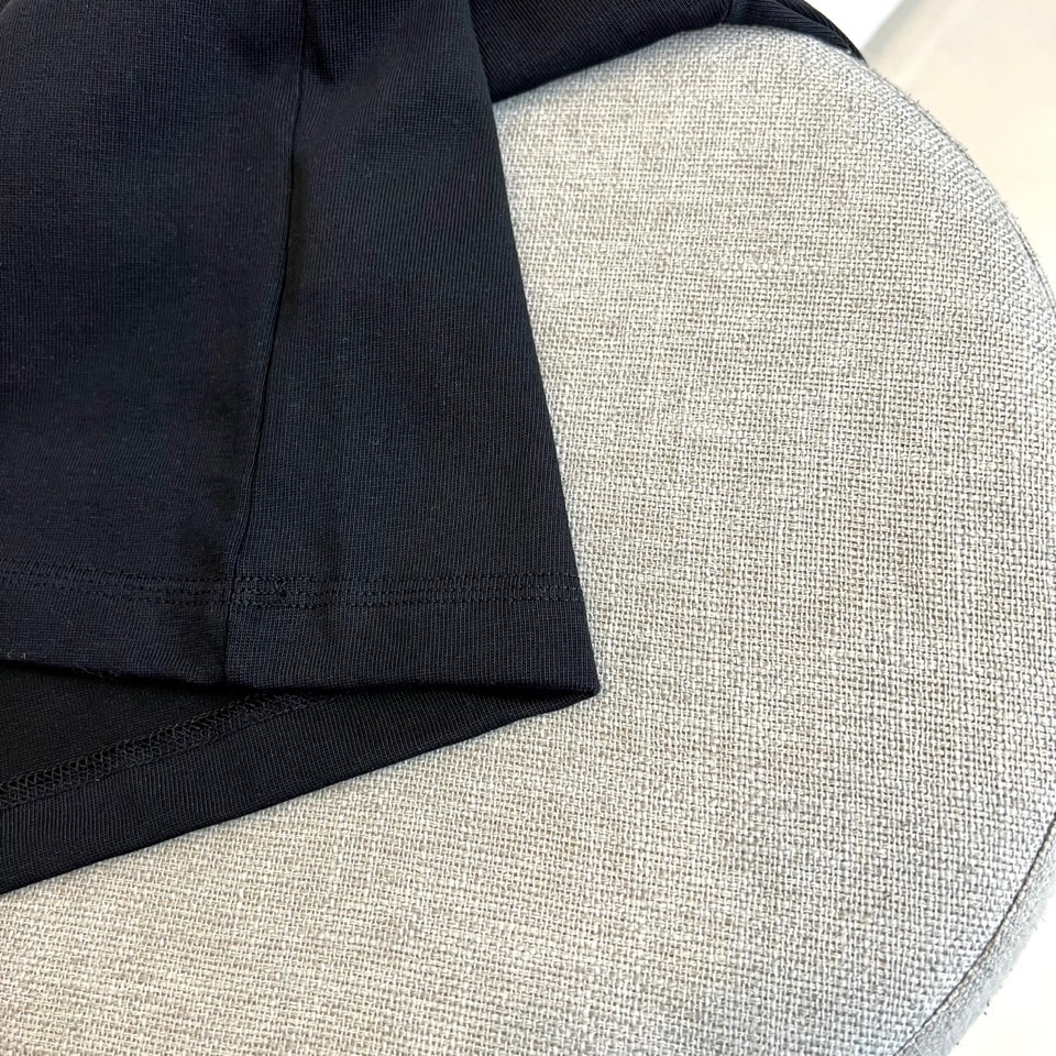 1v威登、2026春夏新品T恤，以标志性联名设计诠释跨界美学。款式采用经典圆领与利落短袖剪裁，胸前饰以精