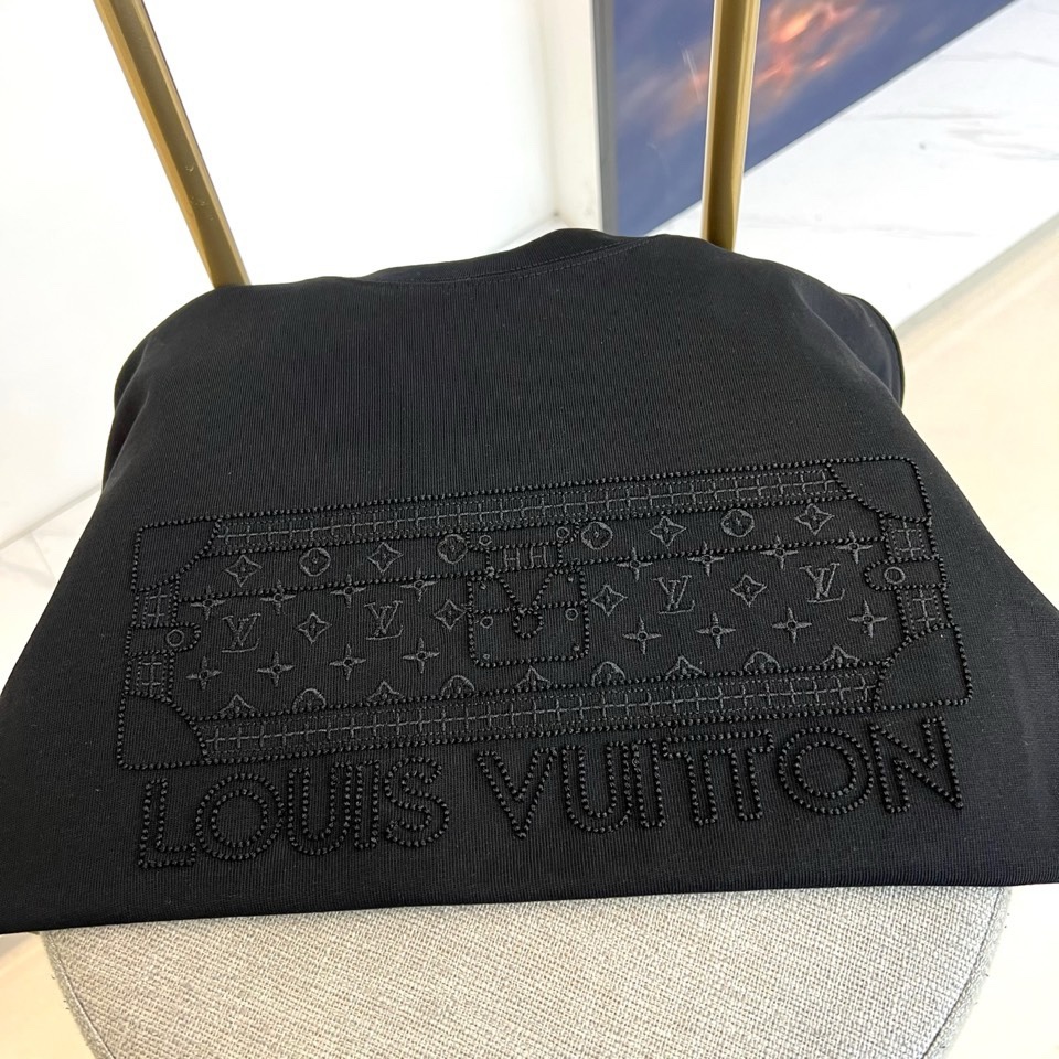 1v威登、2026春夏新品T恤，以标志性联名设计诠释跨界美学。款式采用经典圆领与利落短袖剪裁，胸前饰以精