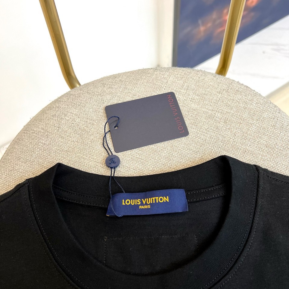 1v威登、2026春夏新品T恤，以标志性联名设计诠释跨界美学。款式采用经典圆领与利落短袖剪裁，胸前饰以精