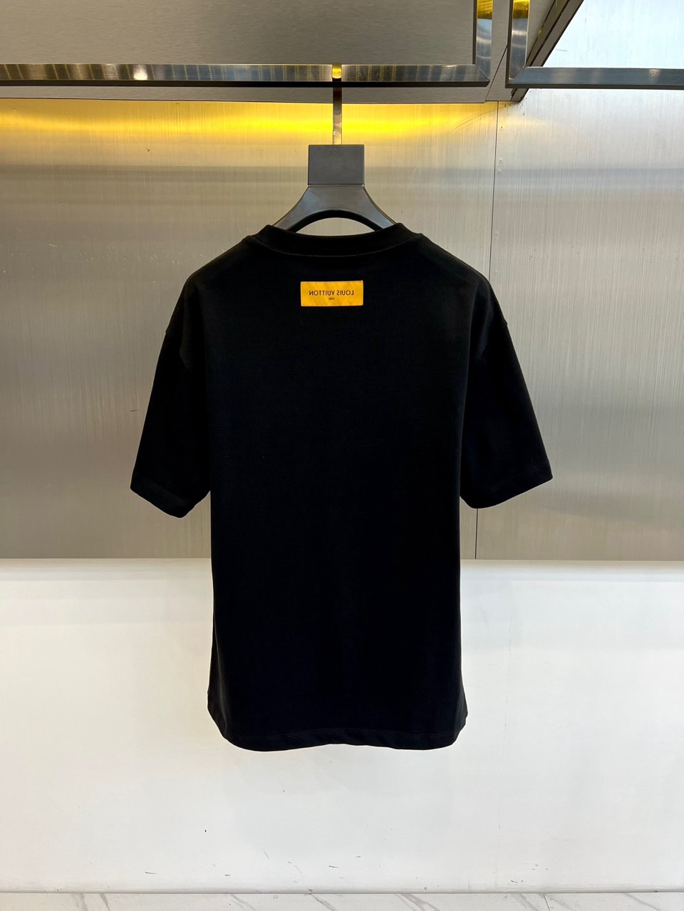 1v威登、2026春夏新品T恤，以标志性联名设计诠释跨界美学。款式采用经典圆领与利落短袖剪裁，胸前饰以精