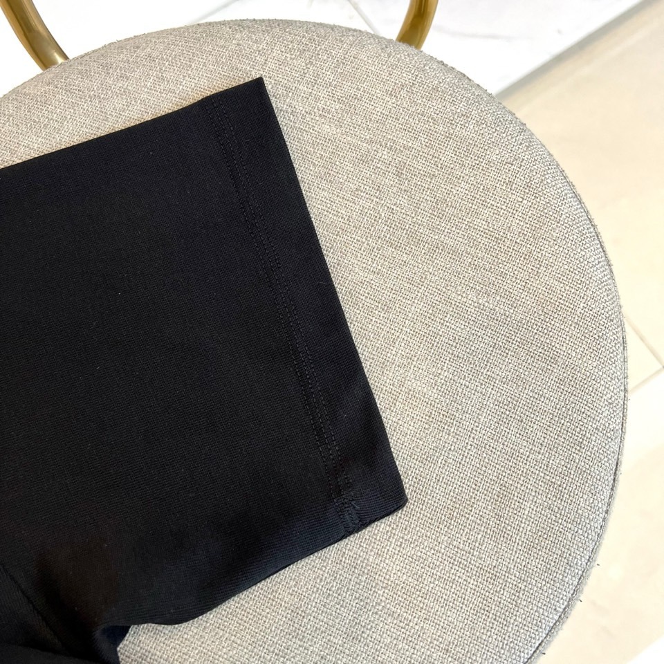 1v威登、2026春夏新品T恤，以标志性联名设计诠释跨界美学。款式采用经典圆领与利落短袖剪裁，胸前饰以精