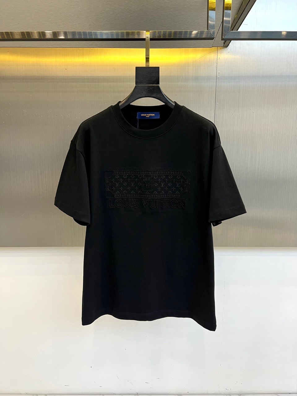 1v威登、2026春夏新品T恤，以标志性联名设计诠释跨界美学。款式采用经典圆领与利落短袖剪裁，胸前饰以精