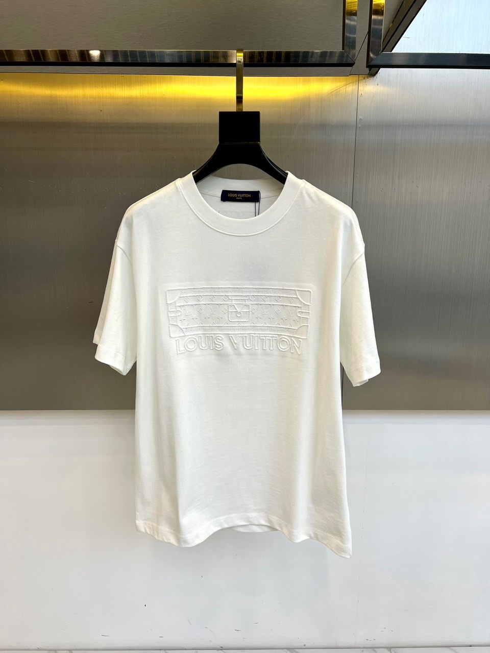 1v威登、2026春夏新品T恤，以标志性联名设计诠释跨界美学。款式采用经典圆领与利落短袖剪裁，胸前饰以精