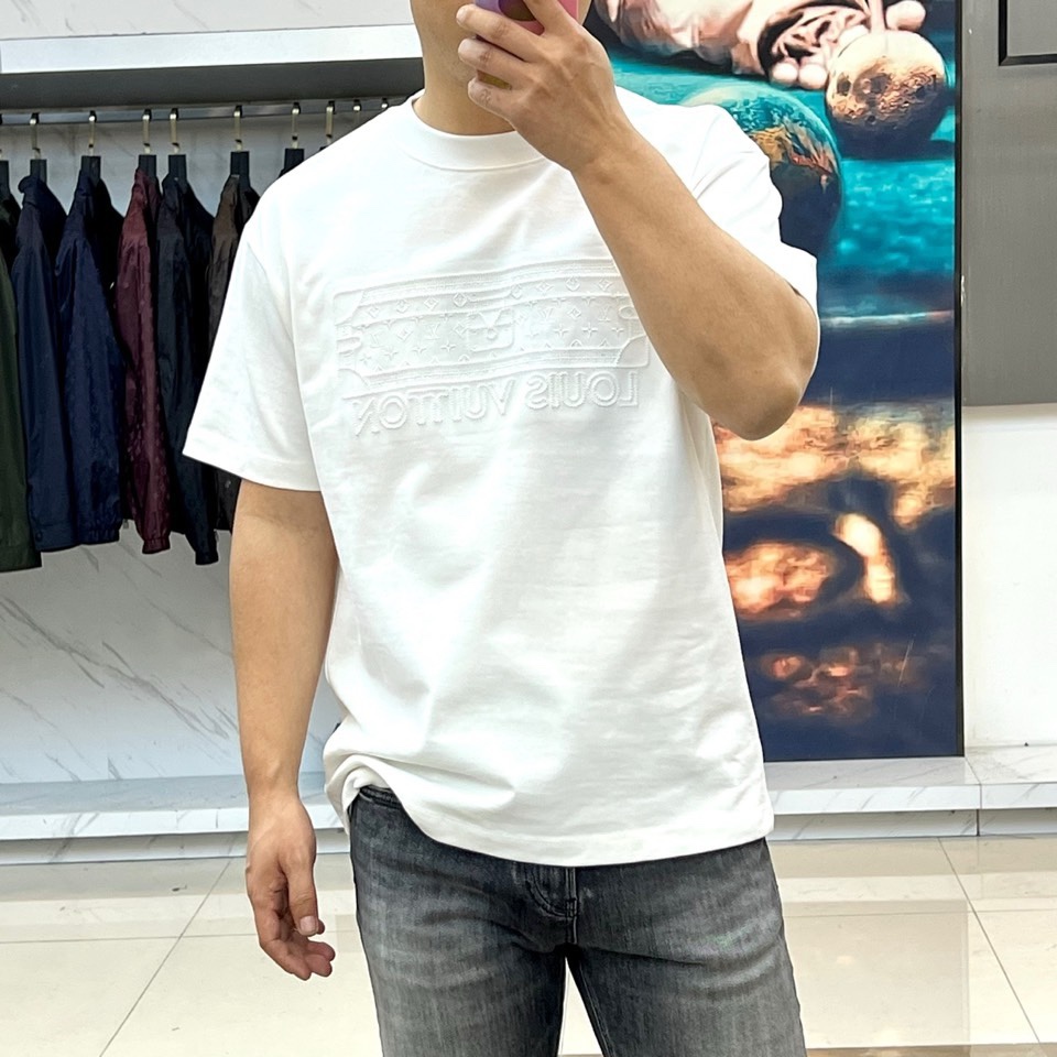 1v威登、2026春夏新品T恤，以标志性联名设计诠释跨界美学。款式采用经典圆领与利落短袖剪裁，胸前饰以精