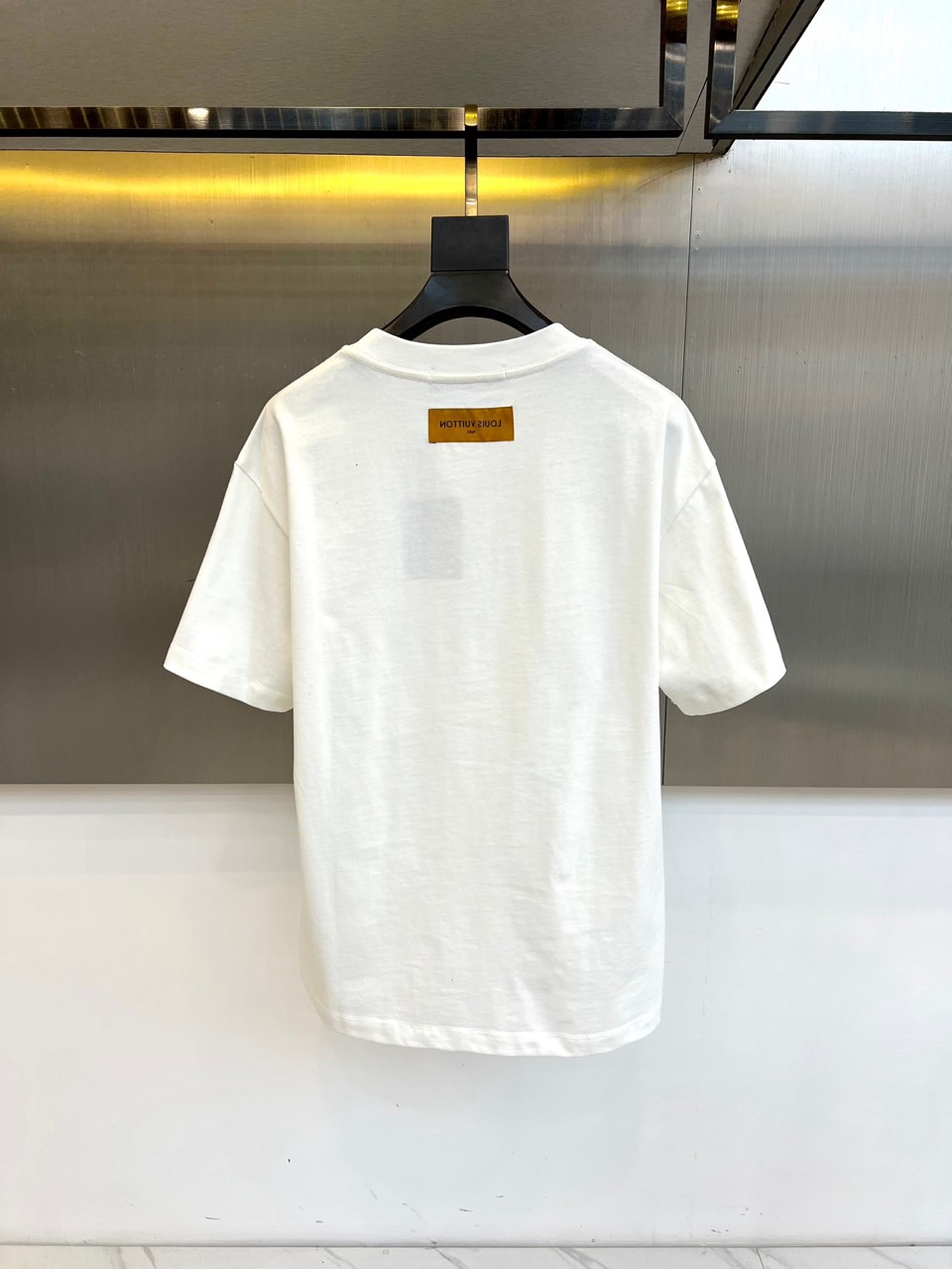 1v威登、2026春夏新品T恤，以标志性联名设计诠释跨界美学。款式采用经典圆领与利落短袖剪裁，胸前饰以精