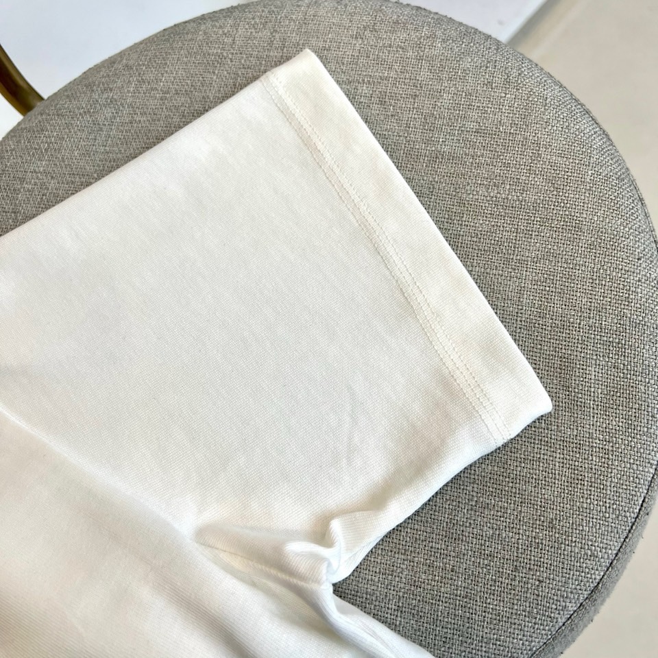 1v威登、2026春夏新品T恤，以标志性联名设计诠释跨界美学。款式采用经典圆领与利落短袖剪裁，胸前饰以精