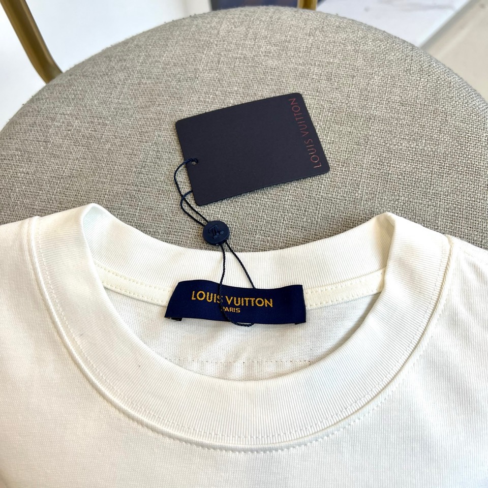 1v威登、2026春夏新品T恤，以标志性联名设计诠释跨界美学。款式采用经典圆领与利落短袖剪裁，胸前饰以精