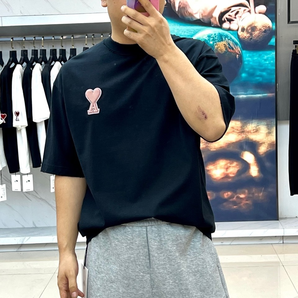 Ami、2026春夏新品T恤重磅来袭，以简约廓形诠释当代时尚态度。经典圆领设计贴合颈部线条，宽松版型适配