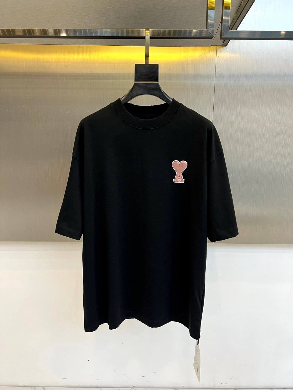 Ami、2026春夏新品T恤重磅来袭，以简约廓形诠释当代时尚态度。经典圆领设计贴合颈部线条，宽松版型适配