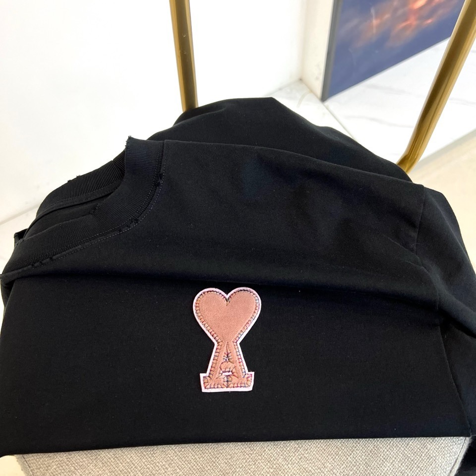 Ami、2026春夏新品T恤重磅来袭，以简约廓形诠释当代时尚态度。经典圆领设计贴合颈部线条，宽松版型适配