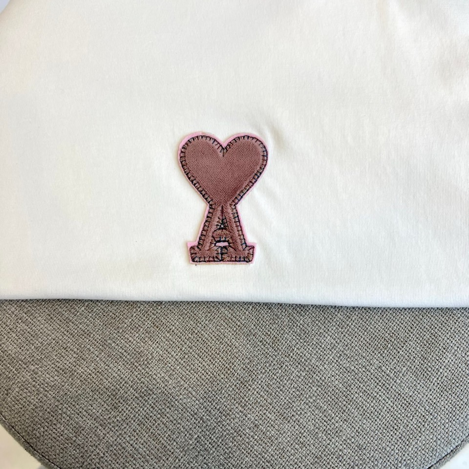 Ami、2026春夏新品T恤重磅来袭，以简约廓形诠释当代时尚态度。经典圆领设计贴合颈部线条，宽松版型适配