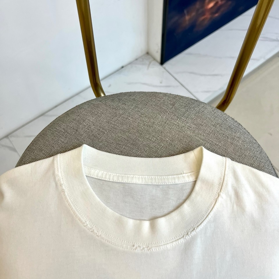 Ami、2026春夏新品T恤重磅来袭，以简约廓形诠释当代时尚态度。经典圆领设计贴合颈部线条，宽松版型适配