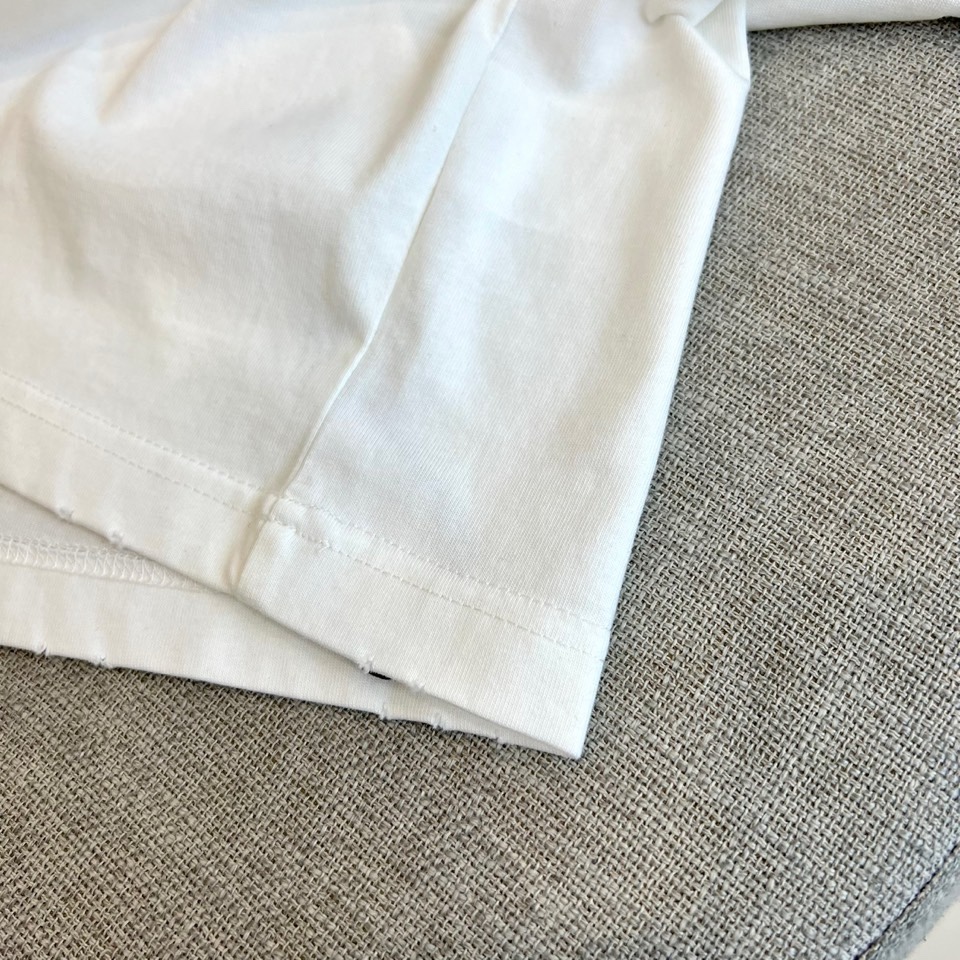 Ami、2026春夏新品T恤重磅来袭，以简约廓形诠释当代时尚态度。经典圆领设计贴合颈部线条，宽松版型适配