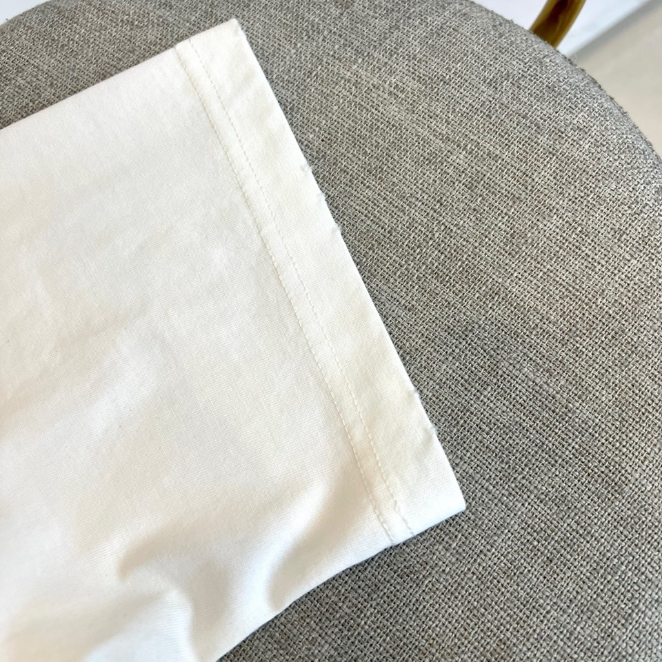 Ami、2026春夏新品T恤重磅来袭，以简约廓形诠释当代时尚态度。经典圆领设计贴合颈部线条，宽松版型适配