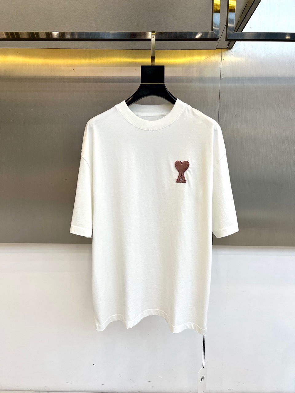 Ami、2026春夏新品T恤重磅来袭，以简约廓形诠释当代时尚态度。经典圆领设计贴合颈部线条，宽松版型适配