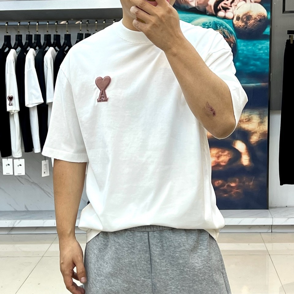 Ami、2026春夏新品T恤重磅来袭，以简约廓形诠释当代时尚态度。经典圆领设计贴合颈部线条，宽松版型适配