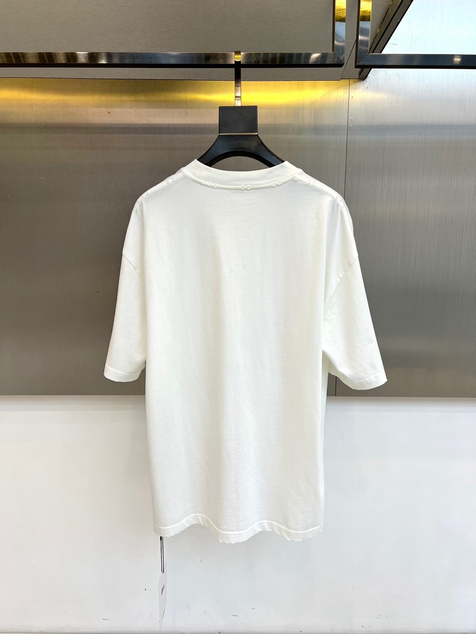 Ami、2026春夏新品T恤重磅来袭，以简约廓形诠释当代时尚态度。经典圆领设计贴合颈部线条，宽松版型适配