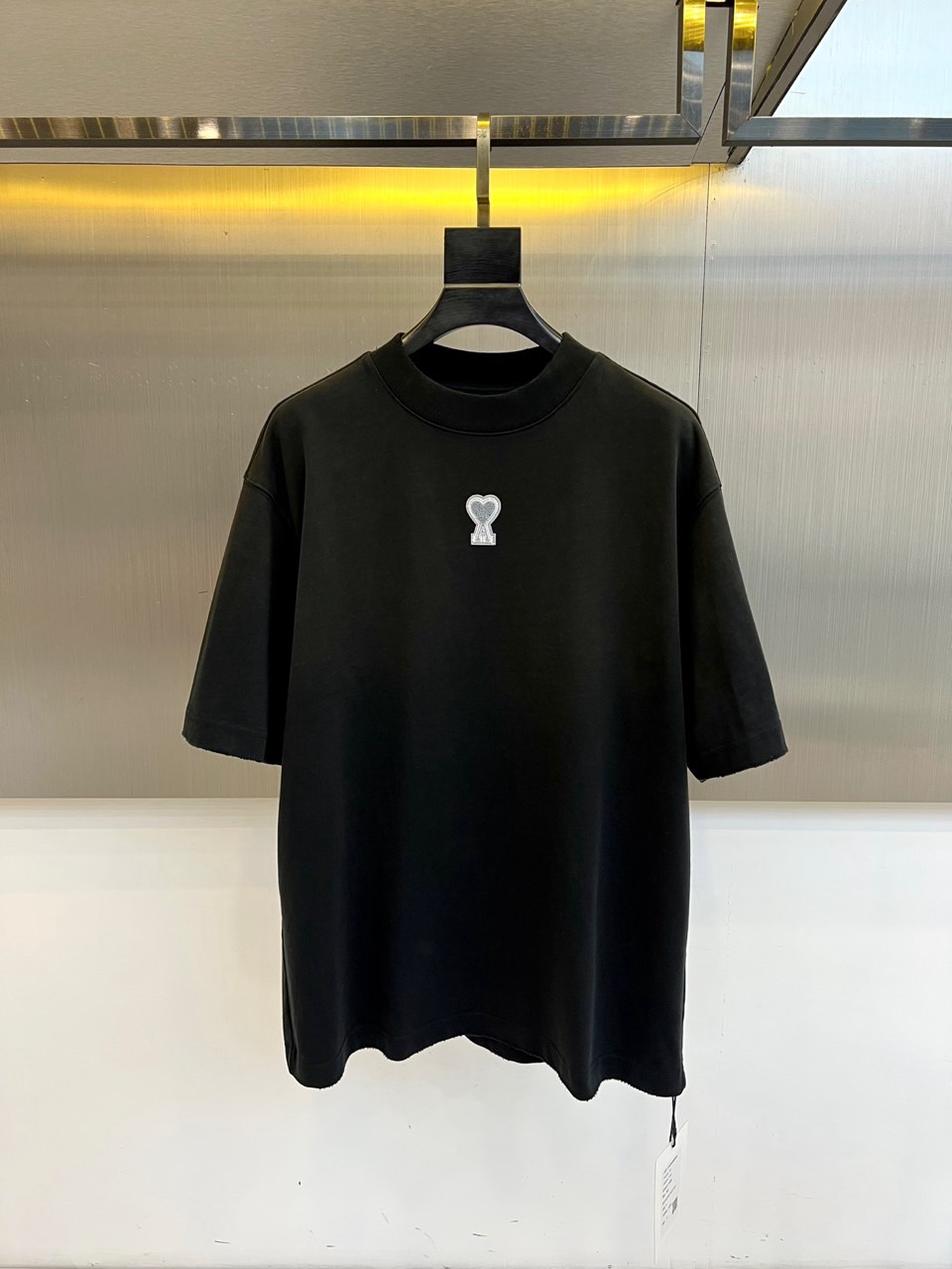 Ami、2026春夏新品重磅来袭，这款圆领短袖T恤以极简设计诠释高级松弛感。宽松落肩版型包容各种身材，下